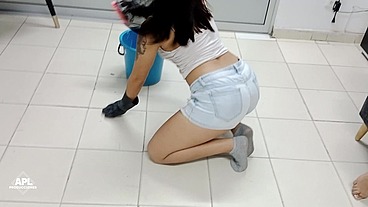 Jefe lesbiana cachonda se aprovecha de su nueva empleada para follarle el coño. HISTORIA COMPLETA