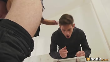 Bisex guy cums babes face