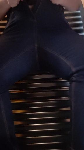 Latina en probador de ropa