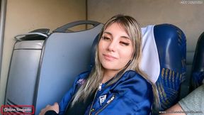 mi companera de asiento en bus se calienta y termina devorandose mi pico y leche- publico