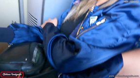 mi companera de asiento en bus se calienta y termina devorandose mi pico y leche- publico