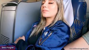mi companera de asiento en bus se calienta y termina devorandose mi pico y leche- publico