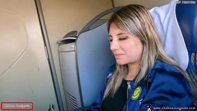 mi companera de asiento en bus se calienta y termina devorandose mi pico y leche- publico