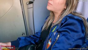 mi companera de asiento en bus se calienta y termina devorandose mi pico y leche- publico