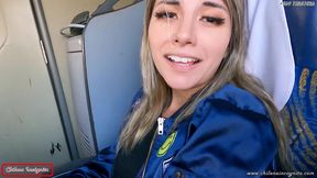 mi companera de asiento en bus se calienta y termina devorandose mi pico y leche- publico