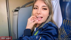 mi companera de asiento en bus se calienta y termina devorandose mi pico y leche- publico