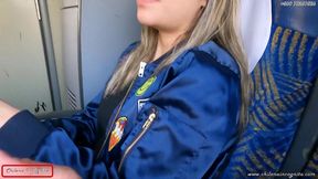 mi companera de asiento en bus se calienta y termina devorandose mi pico y leche- publico