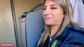 mi companera de asiento en bus se calienta y termina devorandose mi pico y leche- publico