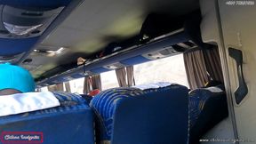 mi companera de asiento en bus se calienta y termina devorandose mi pico y leche- publico