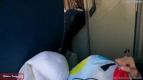 mi companera de asiento en bus se calienta y termina devorandose mi pico y leche- publico