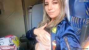 mi companera de asiento en bus se calienta y termina devorandose mi pico y leche- publico