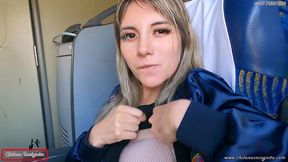 mi companera de asiento en bus se calienta y termina devorandose mi pico y leche- publico