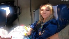 mi companera de asiento en bus se calienta y termina devorandose mi pico y leche- publico