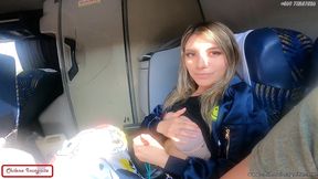 mi companera de asiento en bus se calienta y termina devorandose mi pico y leche- publico