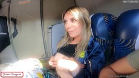 mi companera de asiento en bus se calienta y termina devorandose mi pico y leche- publico