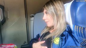 mi companera de asiento en bus se calienta y termina devorandose mi pico y leche- publico
