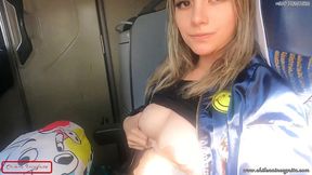 mi companera de asiento en bus se calienta y termina devorandose mi pico y leche- publico
