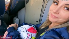 mi companera de asiento en bus se calienta y termina devorandose mi pico y leche- publico