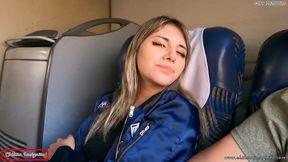 mi companera de asiento en bus se calienta y termina devorandose mi pico y leche- publico
