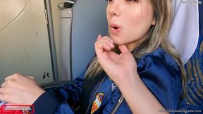 mi companera de asiento en bus se calienta y termina devorandose mi pico y leche- publico