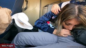 mi companera de asiento en bus se calienta y termina devorandose mi pico y leche- publico