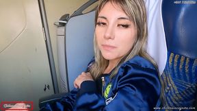 mi companera de asiento en bus se calienta y termina devorandose mi pico y leche- publico
