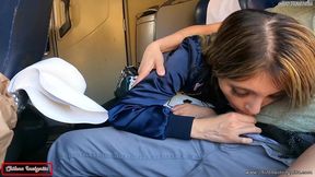 mi companera de asiento en bus se calienta y termina devorandose mi pico y leche- publico