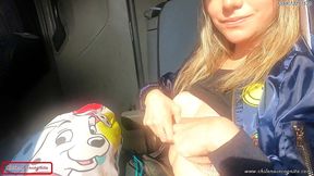 mi companera de asiento en bus se calienta y termina devorandose mi pico y leche- publico