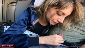 mi companera de asiento en bus se calienta y termina devorandose mi pico y leche- publico