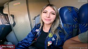 mi companera de asiento en bus se calienta y termina devorandose mi pico y leche- publico