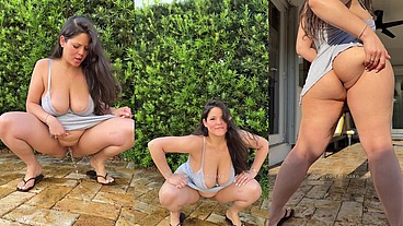 THICK Dani Valentina Pees Outside