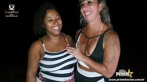 Duas Safadas entrando na pica de estranhos em Gangbang no meio do mato