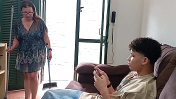 A mãe do meu padrasto me colocou pra arrumar a casa e eu comi ela