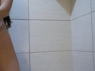 Tickling My Cunt With Showerhead Makes Me Leak