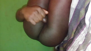 Bố da đen và anh trai kế với dương vật to lớn cùng lúc thâm nhập và thọc sâu vào hậu môn trong cảnh nô lệ gia đình cực kỳ bạo lực.