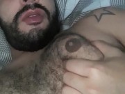 Urso gozando na punheta e falando