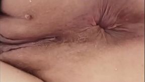 Mi apro il culo sfondato e peloso