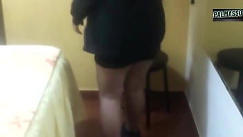 Ten&iacute_a ganas de dar el culo, as&iacute_ que conoc&iacute_ a un hombre joven en la calle y me llevo a su habitaci&oacute_n para que me folle mientras me graba