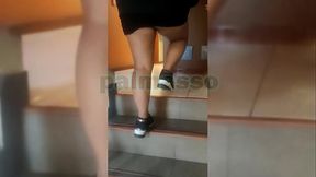 Mi estudiante aplicado me convenci&oacute_ para hacer video porno casero mientras chupo su verga y coge mi culo_ me graba.