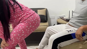 Hijastra Bailando Twerking con su Gran Culo y su Padrastro no puede Resistir la Tentacion