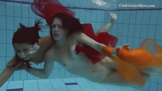 Horniest hottest lesbian babes in the pool