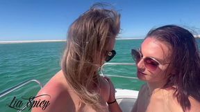 lesbienne bateau doublegode avec ma belle marine rossi lors de notre balade...