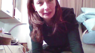 Une cougar mûre en bas et talons hauts écarte son anus en solo