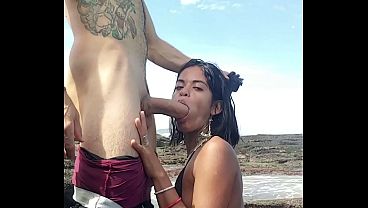Pedir uma informa&ccedil_&atilde_o a novinha na praia e acabei botando ela para chupar meu pauz&atilde_o E gozei na boca dela
