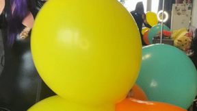 valeri in latex costume pop more big small balloons and gloves