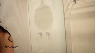 Bañándose con agua caliente baño fetiche