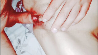 女孩在自制肛交中被狠狠地插入