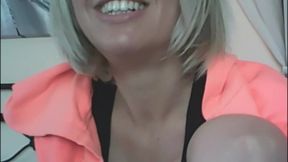Nicolella Ferraris, una bionda e accattivante ragazza, si prende uno