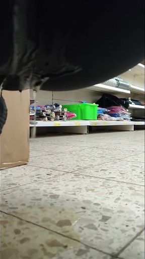 Dirty Slut Pee in Shop Eingepisst