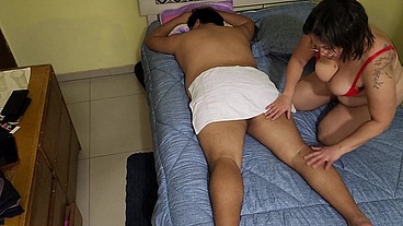 MASAJISTA MADURA TETONA Y CULONA SE FOLLA A SUS CLIENTES PT 1
